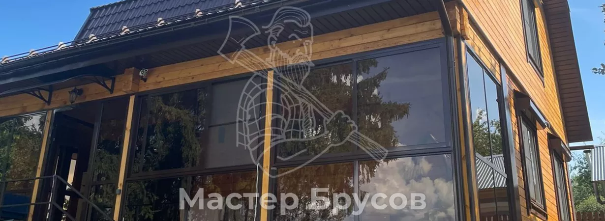 Особенности остекления террасы в доме из бруса