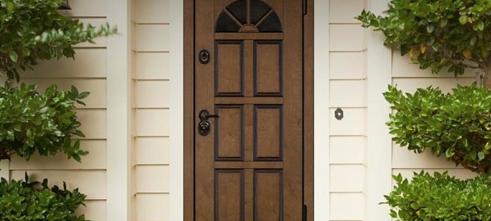 Как выбрать двери для дома из бруса?