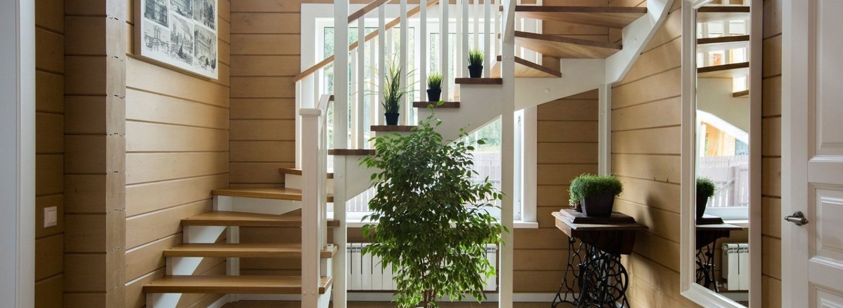 Какую лестницу выбрать для загородного дома из бруса?